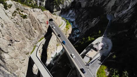 aéreo: camino y camino del puente del diablo
