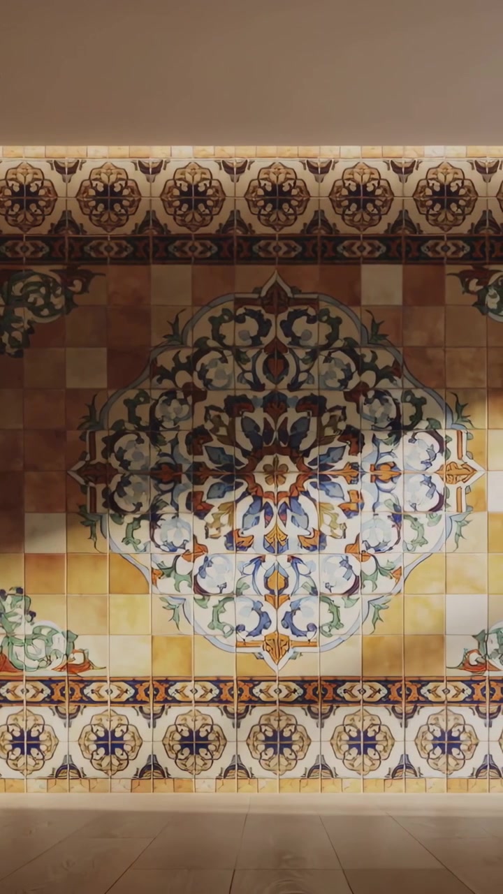 Vertical video: Light shift causing camera panning in hall, revealing texture on ceramic medallion