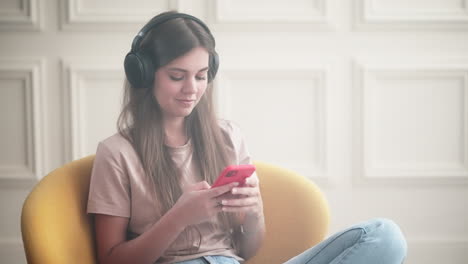 mujer escuchando música y usando teléfono móvil