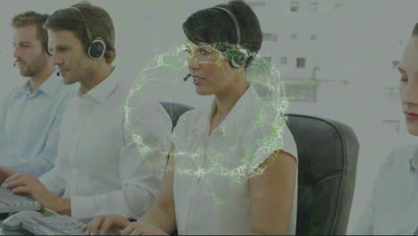 cerebro humano contra un equipo de ejecutivos de atención al cliente que usan auriculares de teléfono trabajando en la oficina