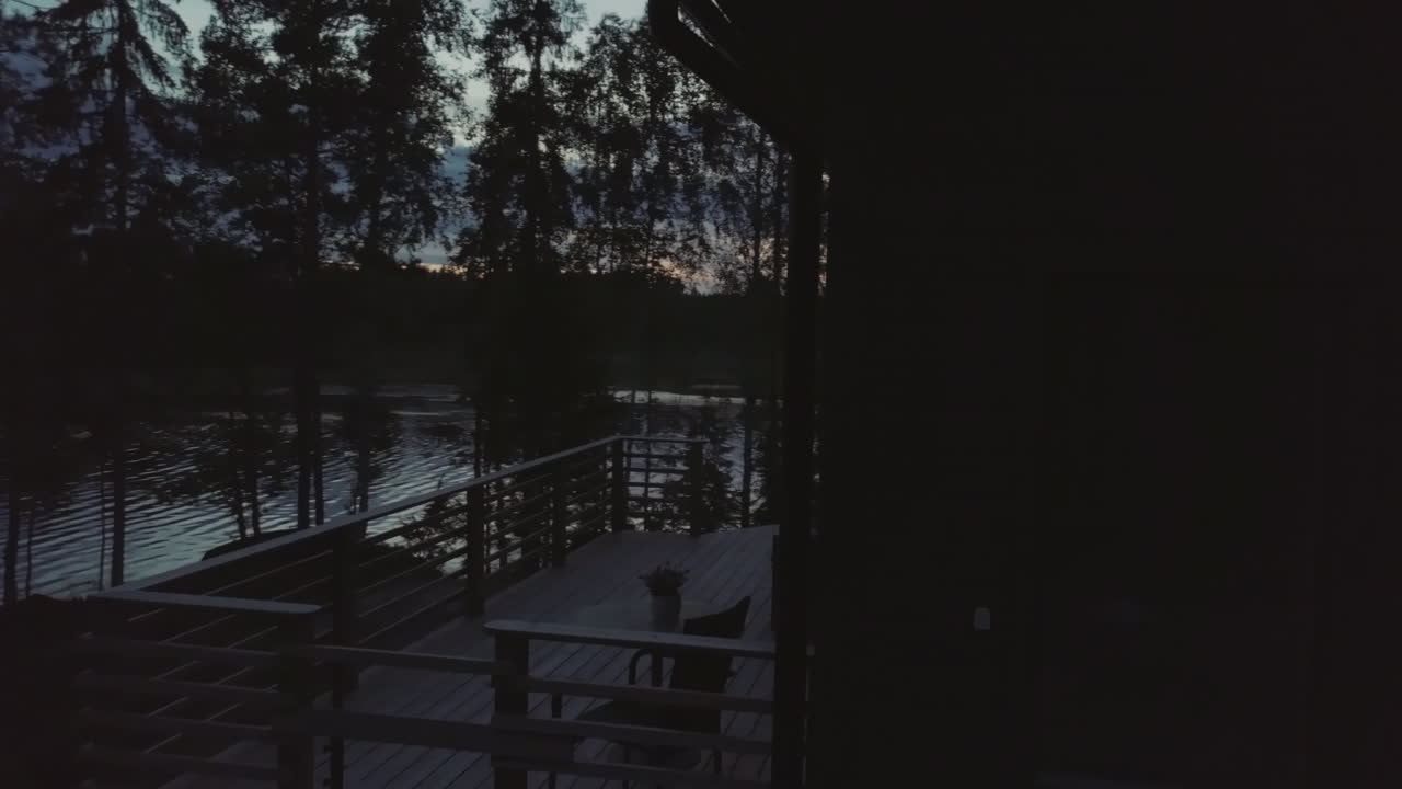 어두운 오두막 별장의 북유럽 밤, 공중 폐쇄 돌리 팬