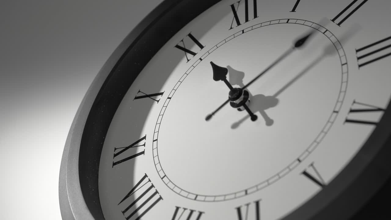 reloj latino en el lapso de tiempo en la pared blanca