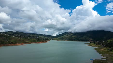 hyperlapse aéreo del lago calima con fuertes vientos y niebla