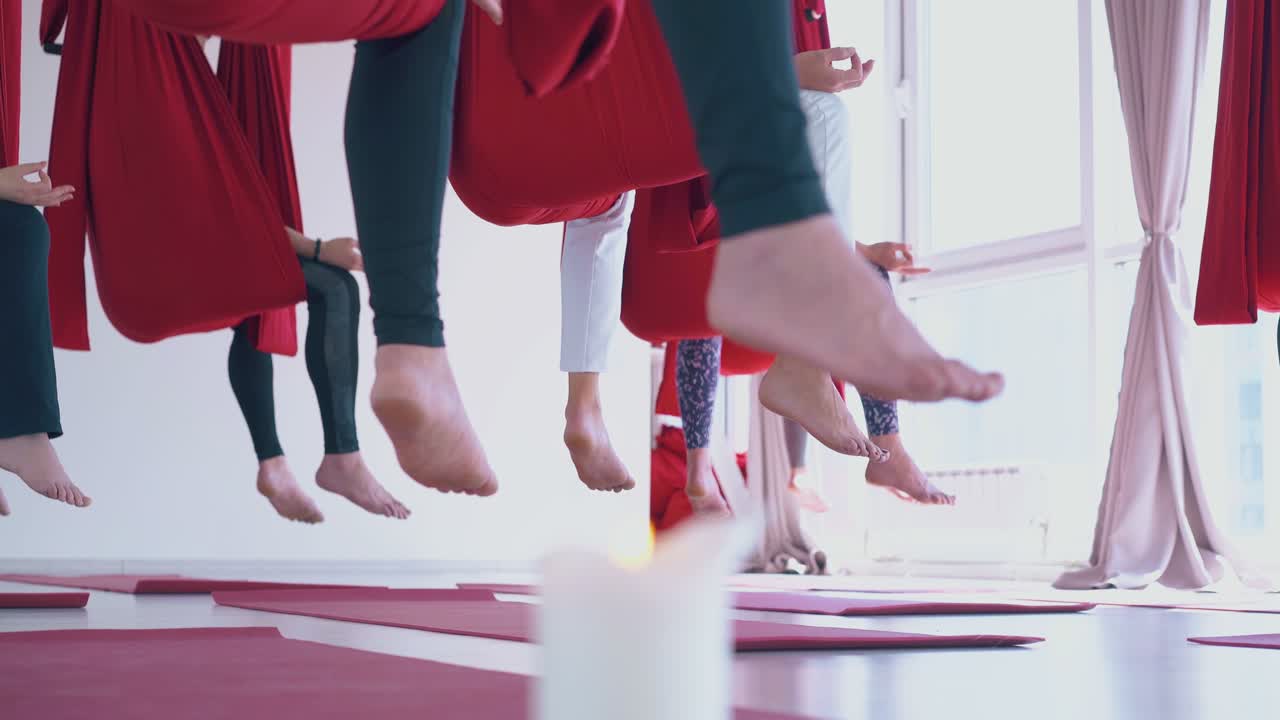 특별 한 하마크 에 앉아 명상 하는 여자 들 의 맨 발