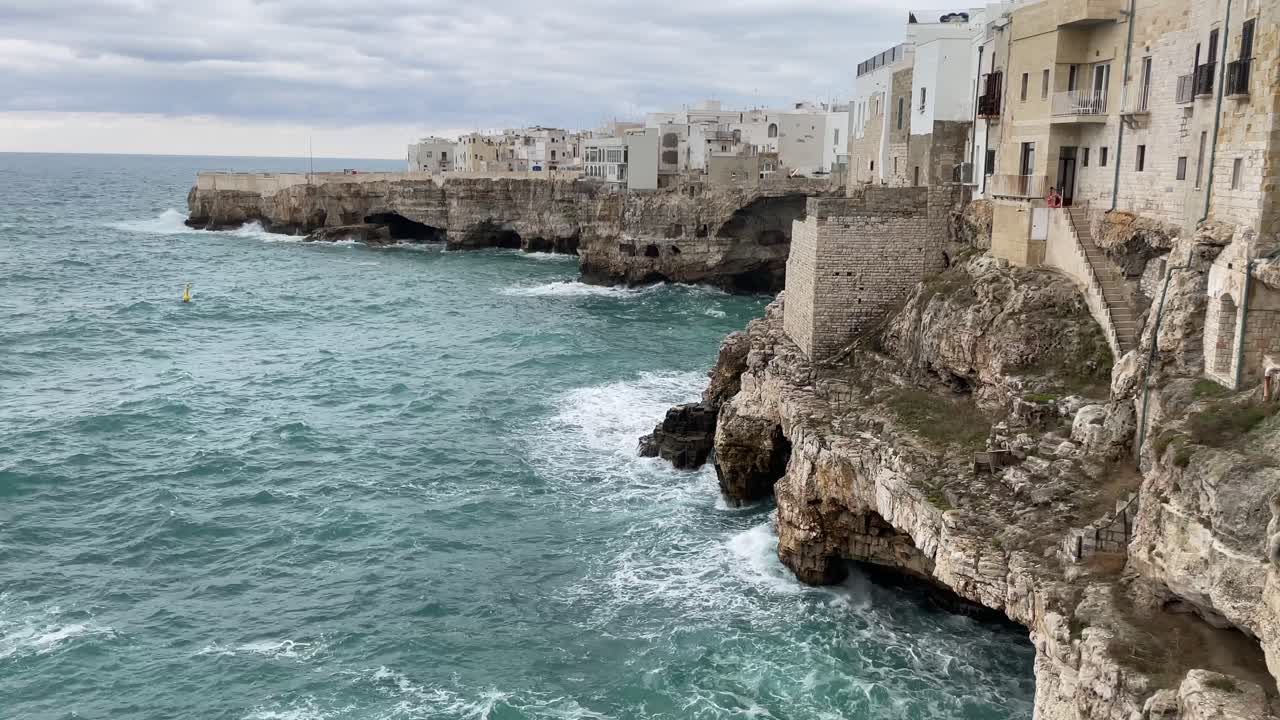 olas en la costa de polignano a mare, italia
