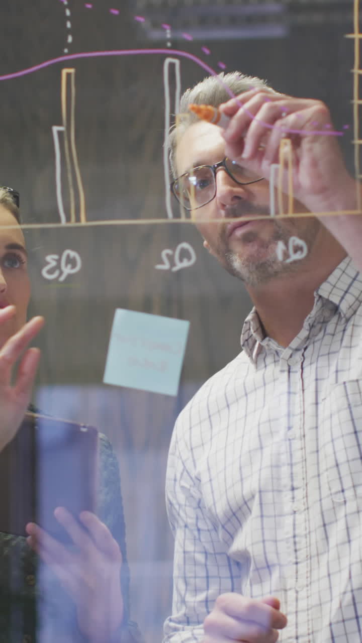 video de diseñadoras y diseñadores caucásicos felices haciendo una lluvia de ideas en la oficina