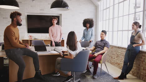 Sechs-Kreative-Millennial-Kollegen-Diskutieren-In-Einem-Büro-Besprechungsraum,-In-Voller-Länge