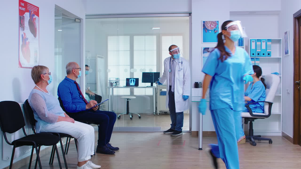 área de espera ocupada de un hospital privado