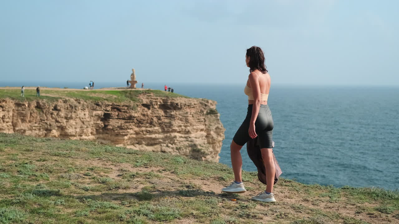 해안 절벽 을 따라 고 있는 여자