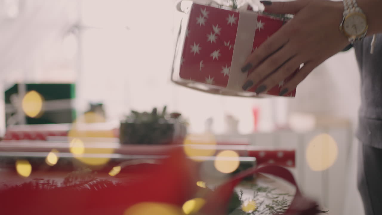 los primeros planos pasan el regalo de mano en mano. dar un regalo. recoger el regalo en la tienda.