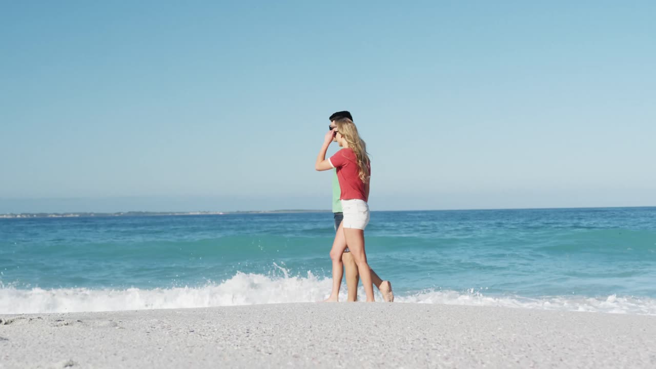 사랑 에 빠진 부부 가 함께 해변 에서 자유로운 시간 을 즐기고 있다