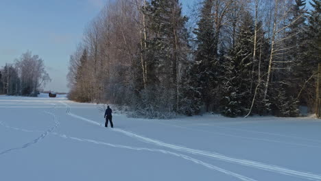 Personen-Langlauf-Im-Tiefschneewald-An-Sonnigen-Tagen