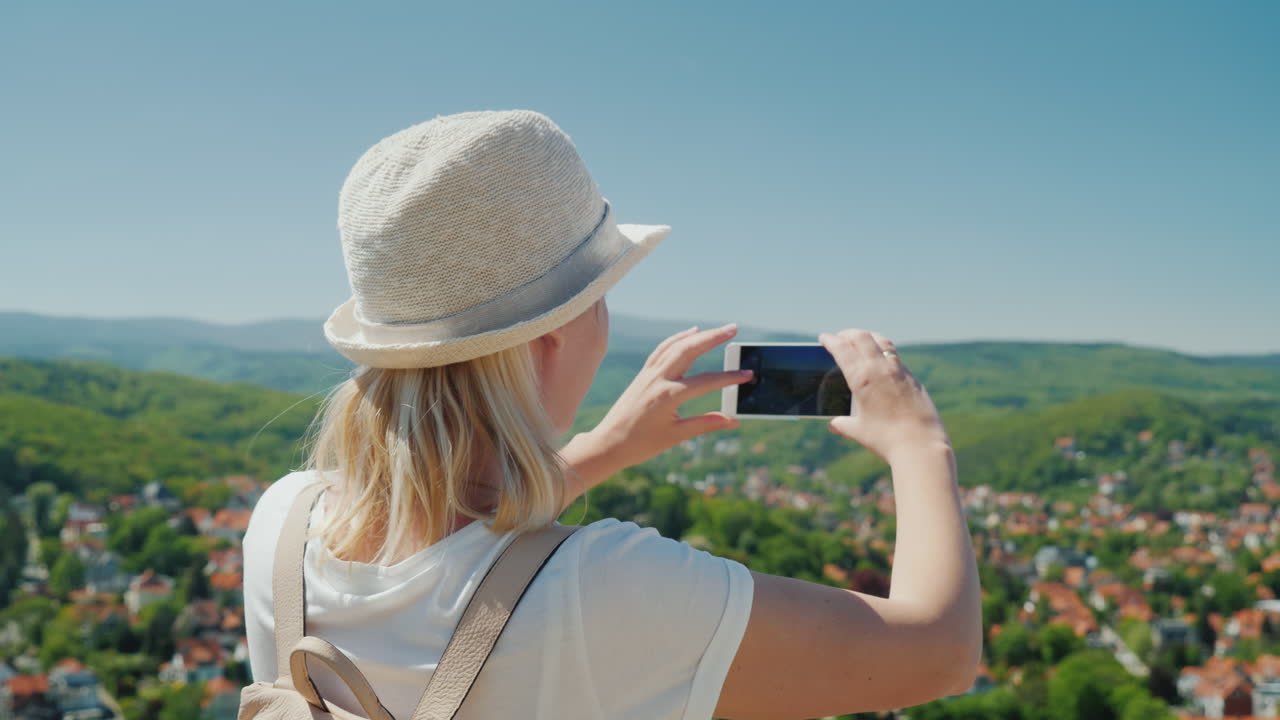 여자는 wernigerode의 사진을 찍는다