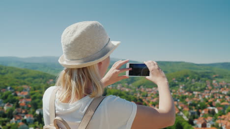 woman takes photo of wernigerode