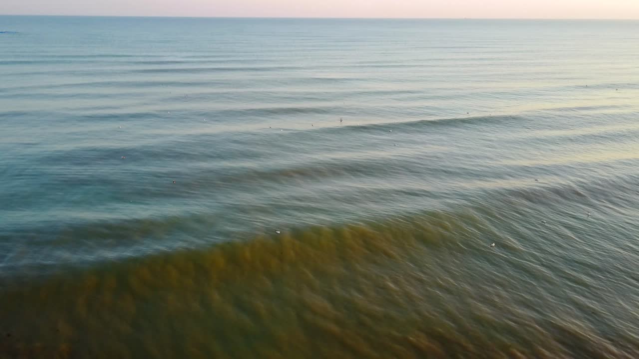 Perfetta vista aerea che mostra il mare e la costa al tramonto