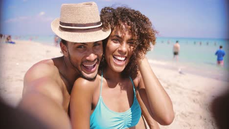 pareja riendo tomando selfie