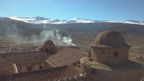 vista aérea del castillo de la calahorra con sierra nevada detrás en granada, españa