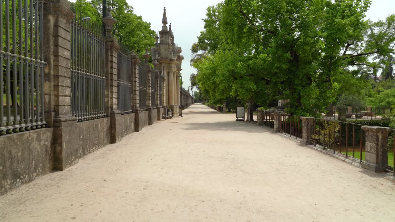 Recinzione metallica che protegge il Giardino Botanico dell'Università di Coimbra.