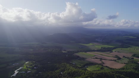 Ländliche-Landschaft-Mit-Grünen-Feldern,-Fluss-Und-üppiger-Vegetation-In-Port-Douglas,-Weit-Im-Norden-Von-Queensland,-Australien---Luftaufnahme