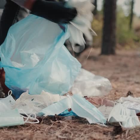 voluntario recoge basura en un bosque