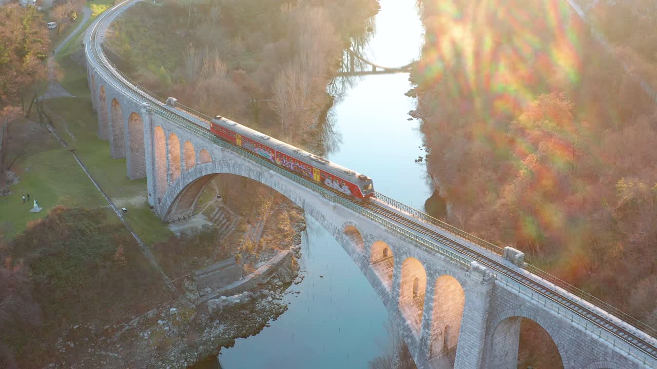 antena - tren cruzando el puente ferroviario de arco de piedra, solkan eslovenia
