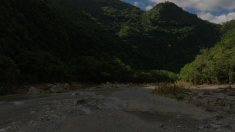 Sobrevolando-La-Superficie-Del-Agua-Del-Río-Muchas-Aguas,-San-Cristobal-En-República-Dominicana