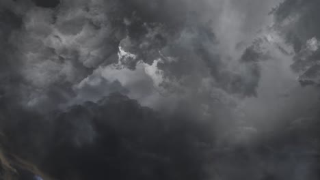 Blitzgewitter-Blitzen-In-Den-Dunklen-Wolken-Auf