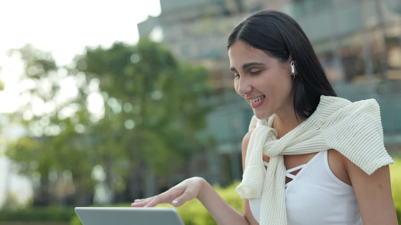 mujer usando una computadora portátil al aire libre