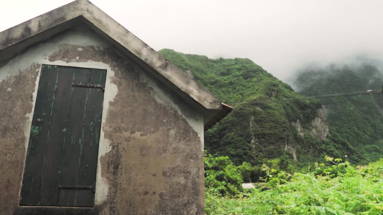 시골 집 을 가진 안개 가 가득 한 산악 풍경