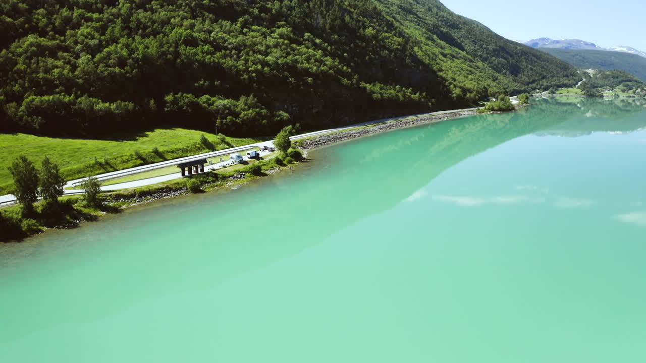 impresionantes vistas de la carretera forestal de montaña con el lago turquesa de vagavatnet en noruega, escandinavia, europa