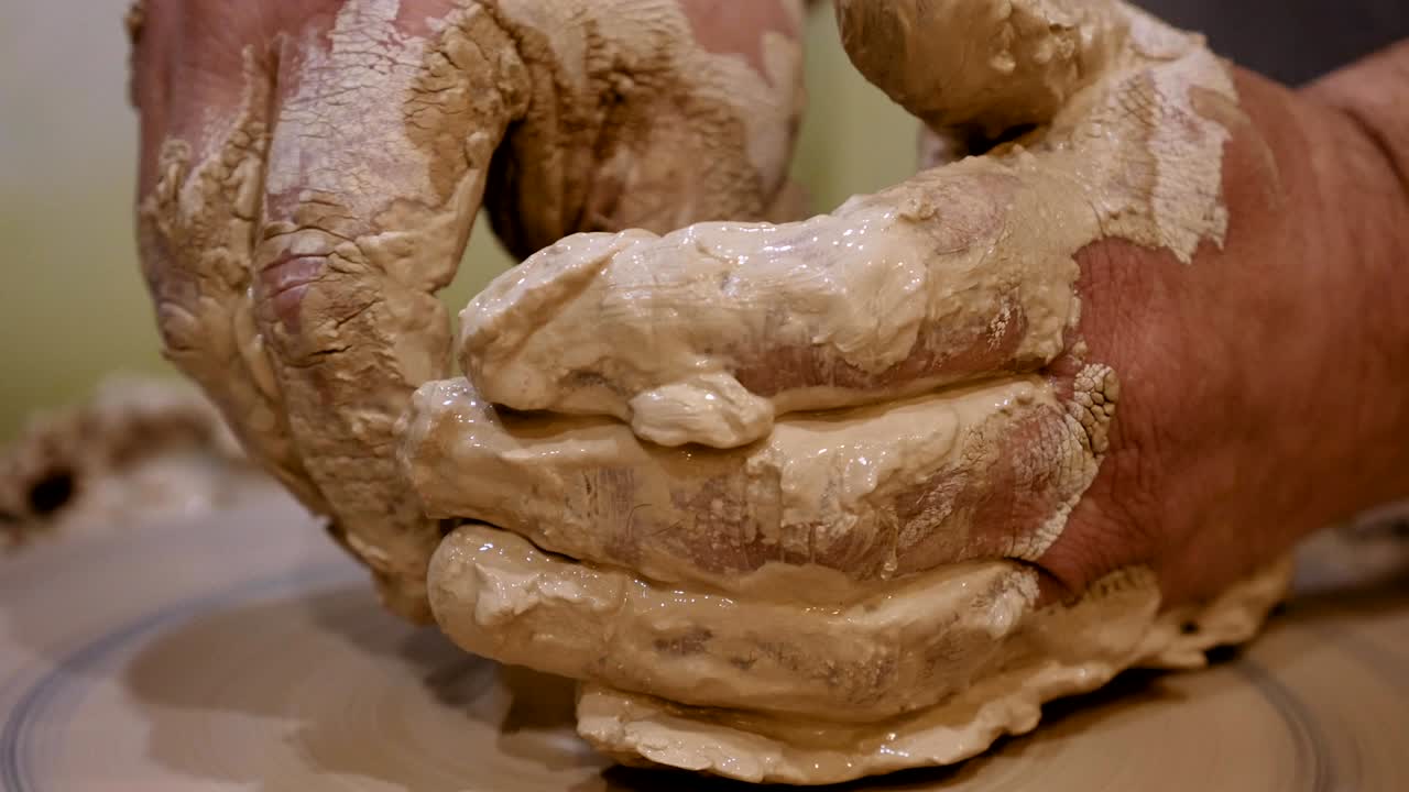 el alfarero está haciendo una olla de arcilla en la rueda del alfarero