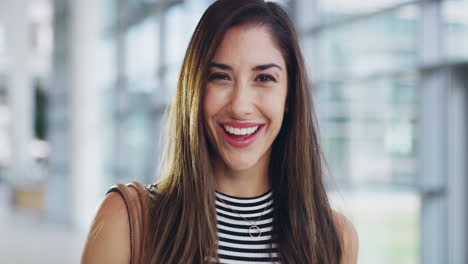 mujer, cara y feliz con sonrisa y éxito