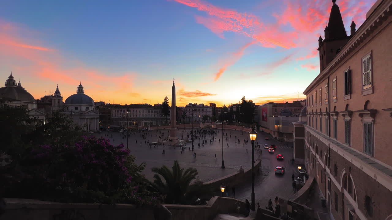Carrellata che mostra il traffico e molti turisti a Piazza del Popolo a Roma al tramonto