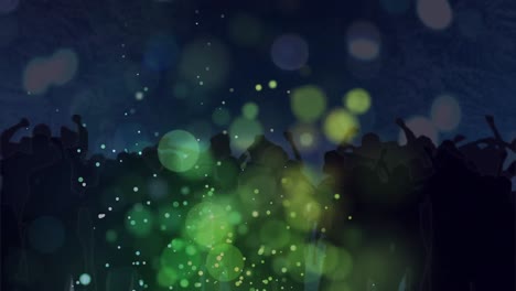 animación de proyecciones de luz verde y reflectores sobre la multitud bailando
