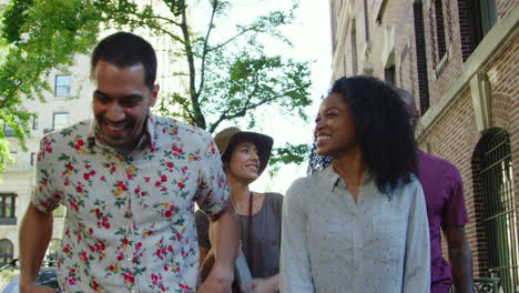 grupo de amigos caminando por una calle urbana en la ciudad de nueva york