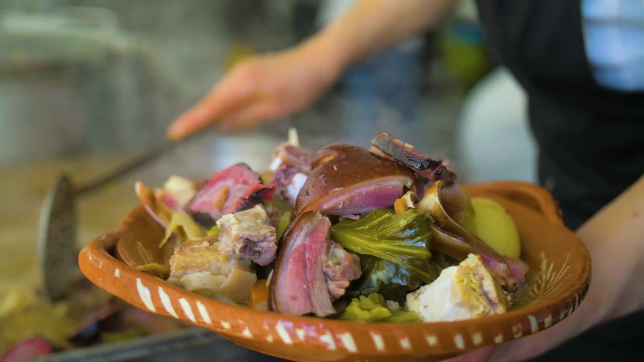 Estofado caliente portugués recién cocinado en la cocina