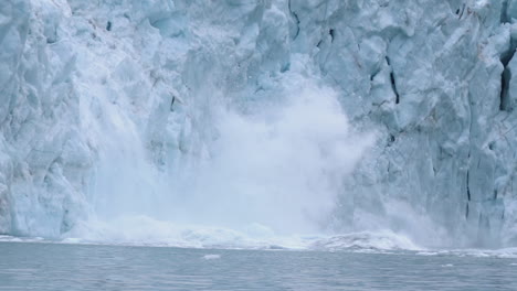 Gletschereis-Kalbt-Und-Stürzt-In-Kaltes-Arktisches-Meerwasser,-Nahaufnahme-In-Zeitlupe