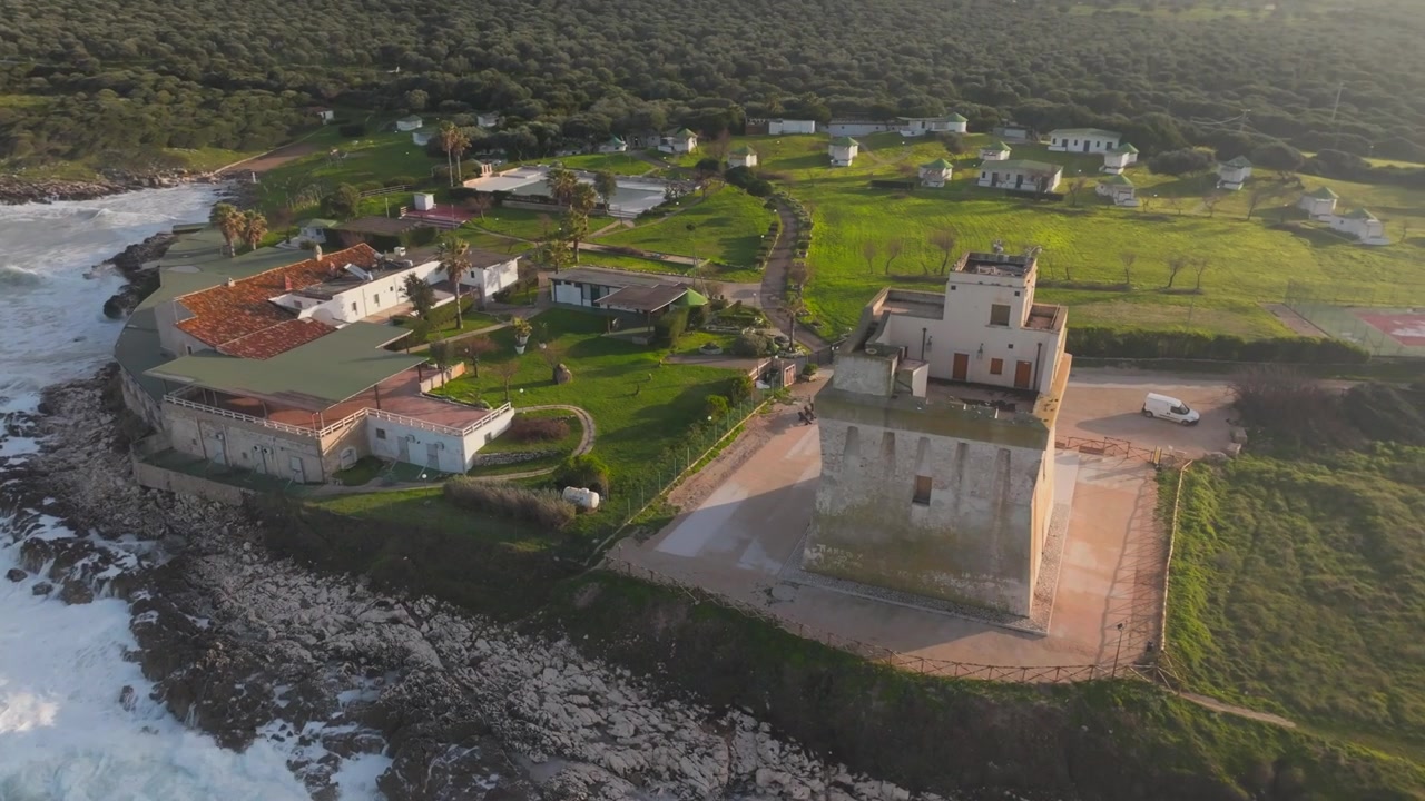 Imagem de Drone da Torre Mileto. Torre Medieval na Costa Italiana do Mar Adriático, Marco Histórico de Gargano, Itália