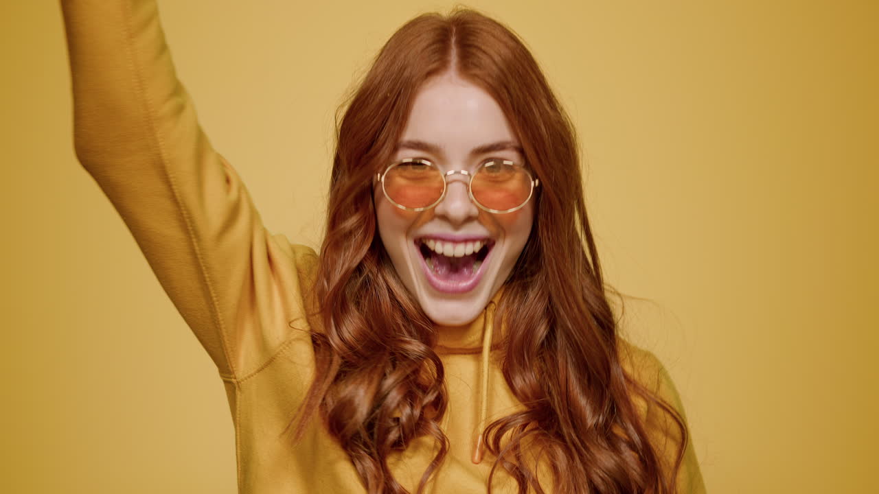 ragazza di successo che fa un gesto con la mano in studio. donna che posa all'interno