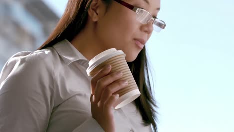 Businesswoman-reading-the-newspaper