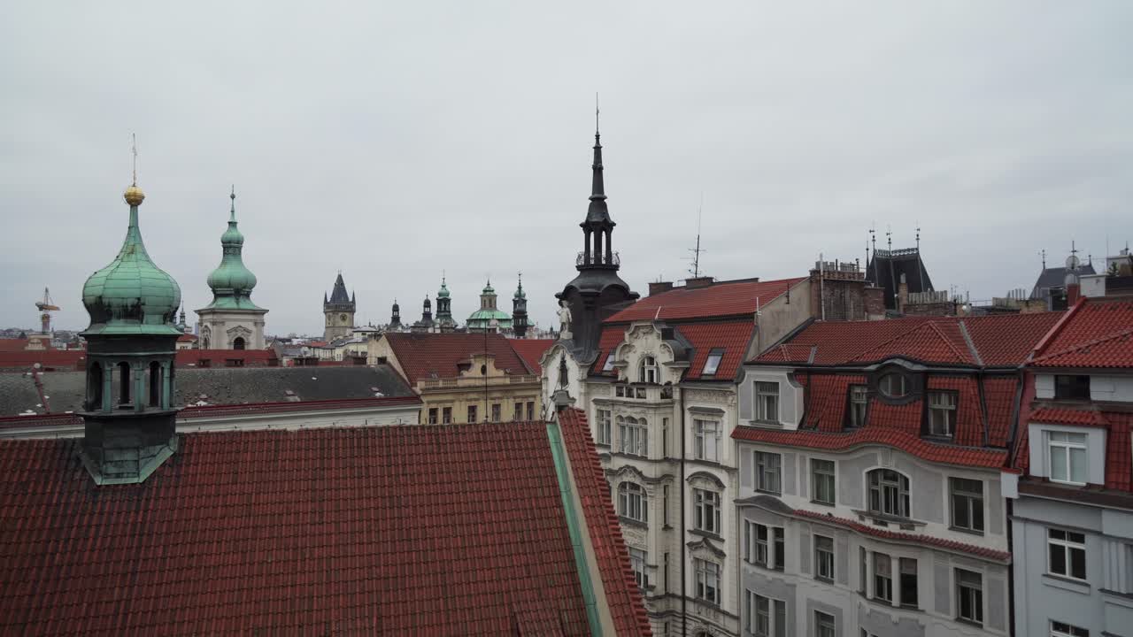 Tetti e torri di Praga, vista interessante dal tetto, capitale della Repubblica Ceca.