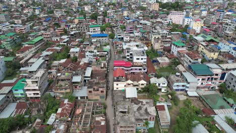 Toma-Aérea-De-La-Casa-De-Barrios-Marginales-Con-Montañas-En-El-Fondo,-India