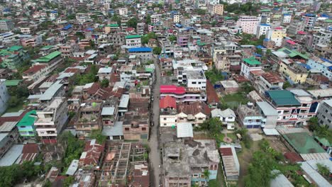 toma aérea de la casa de barrios marginales con montañas en el fondo, india
