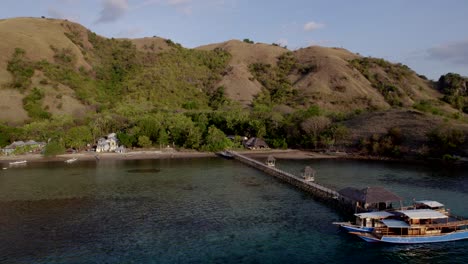 Antena-De-Komodo-De-La-Playa-Y-El-Arrecife-En-Un-Día-Caluroso-Y-Soleado-Al-Atardecer