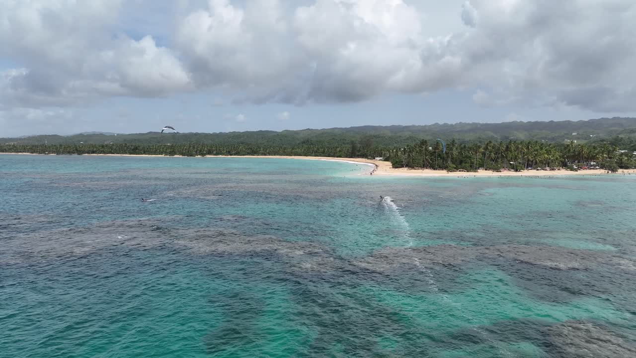 Kitesurf in un paesaggio esotico, Repubblica Dominicana. Drone aereo, spazio per inserire testo