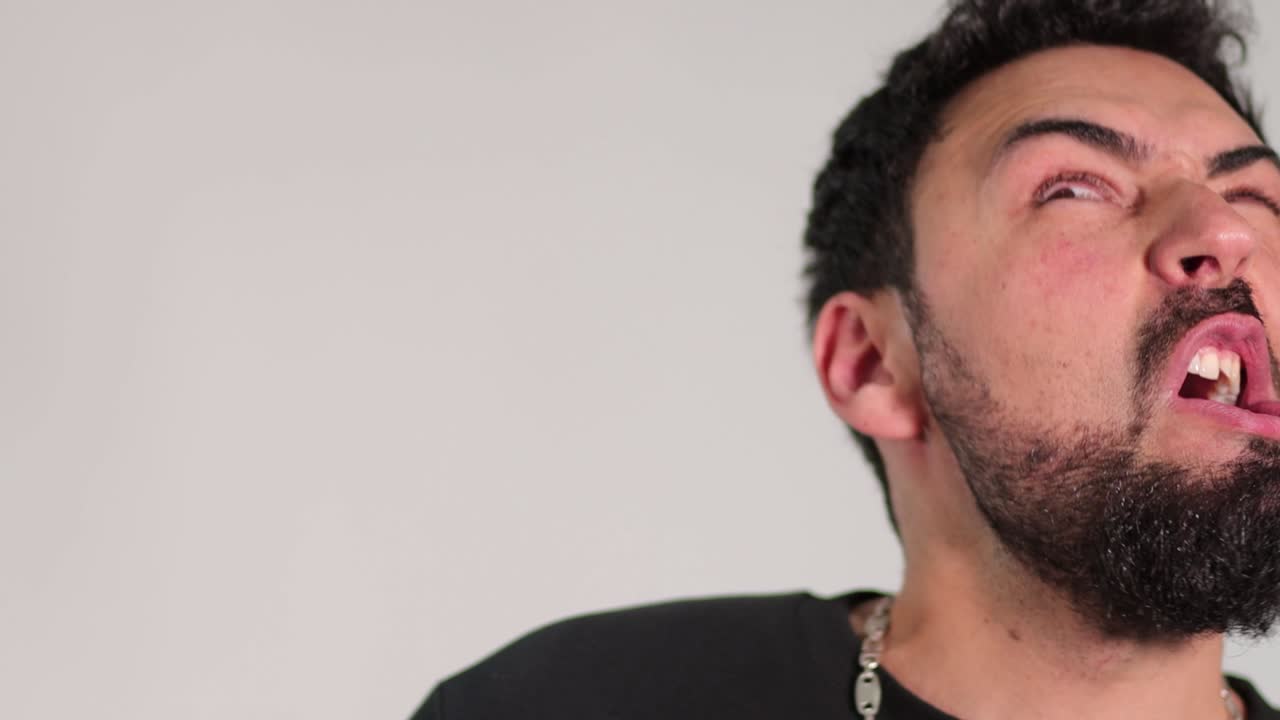 Uomo riceve un pugno in faccia