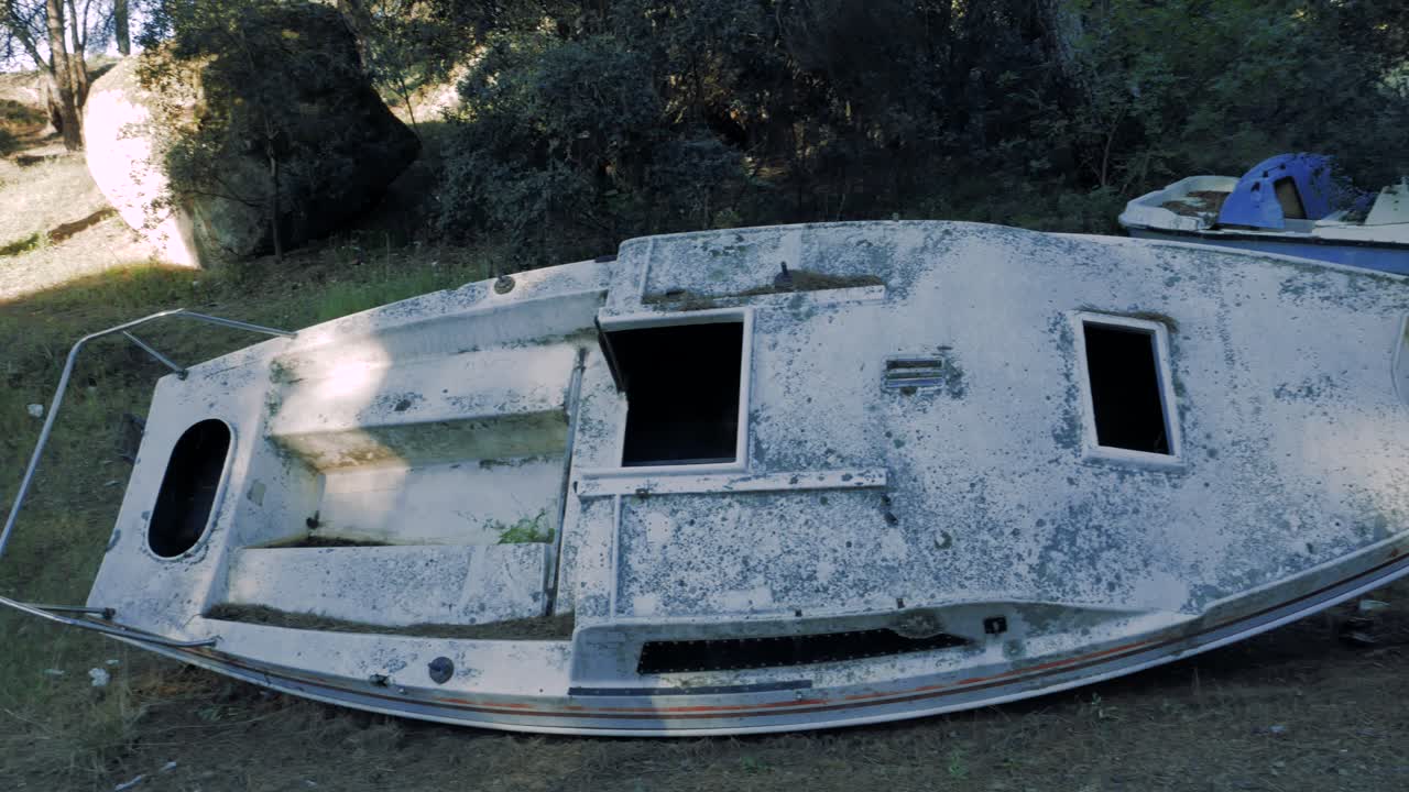 작은 항해 배 의 버려진 선체