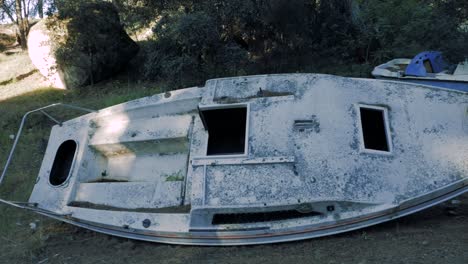 Un-Casco-Abandonado-De-Un-Pequeño-Velero.