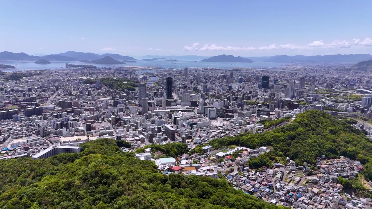 Paesaggio, panorama urbano e mare, vista aerea di Hiroshima con drone.