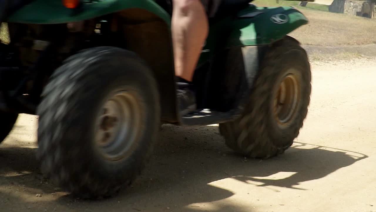 Quad 4x4 in movimento su sentiero verso la telecamera, ripresa stabilizzata.